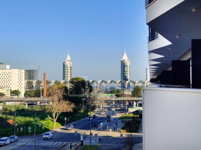 Apartamento T2, com varanda e estacionamento no Parque das Nações