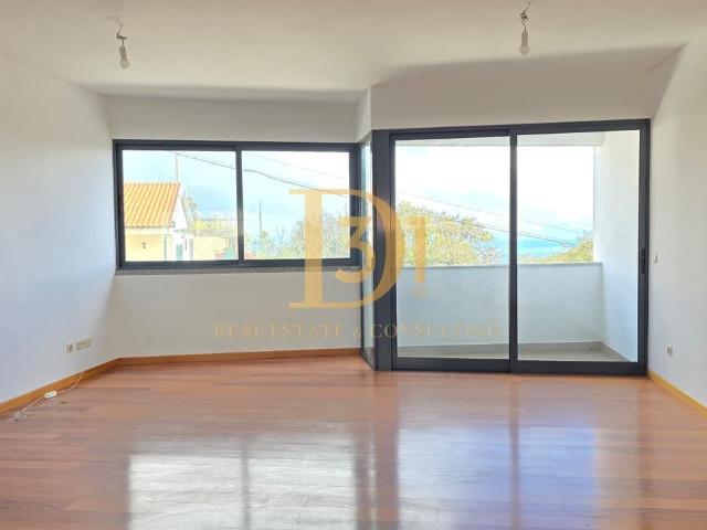 Apartamento T2 com varanda e estacionamento Caminho do Poço Barral Santo António, Funchal