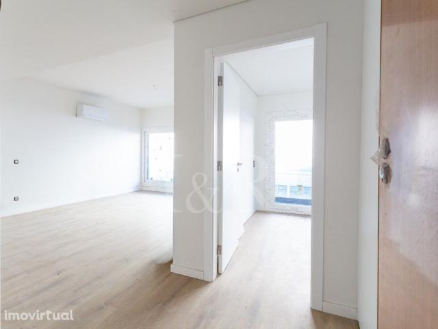 Penthouse T4 com terraço e estacionamento em Cacilhas, Almada