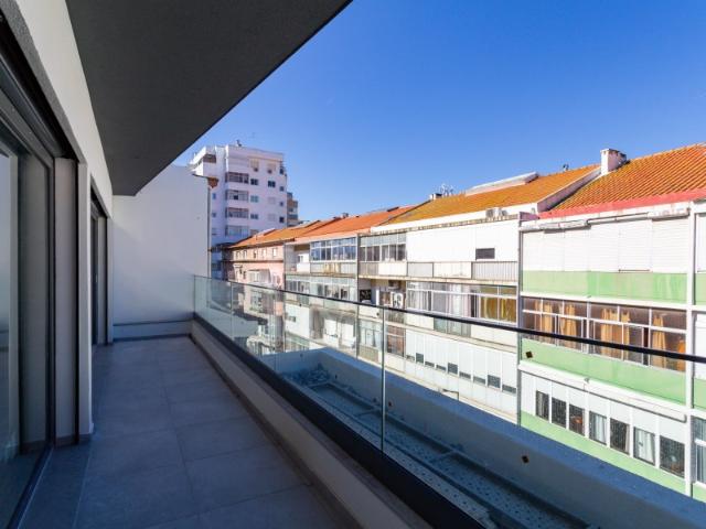 Apartamento T2 com varanda e estacionamento em Cacilhas, Almada