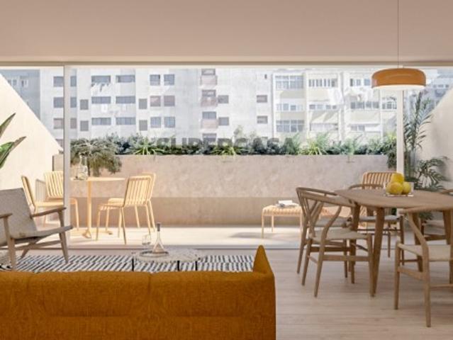 Apartamento T2 com varanda e estacionamento em Campo de Ourique