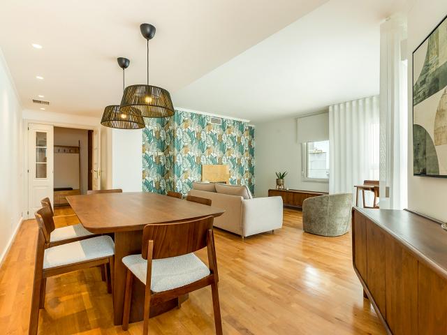 Apartamento T2, com varanda e estacionamento, em Lisboa