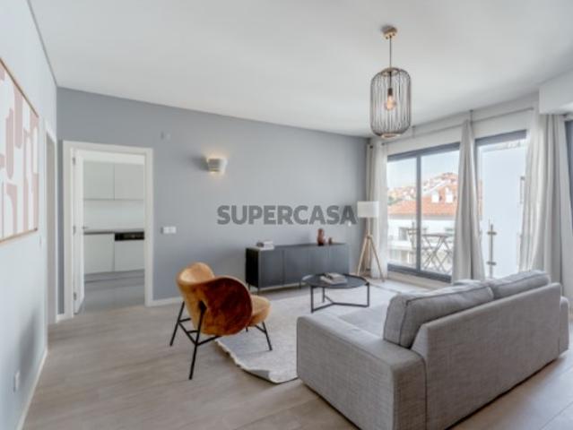 Apartamento T2 com varanda e estacionamento, em Lisboa