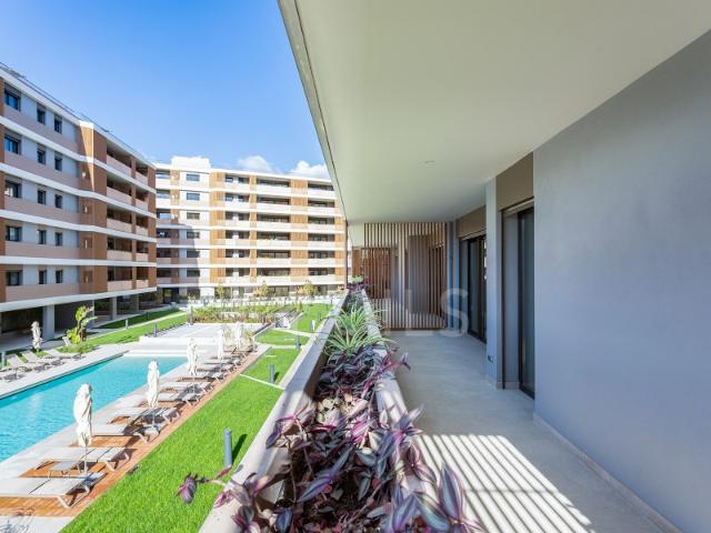 Apartamento T2 com varanda e estacionamento em Telheiras