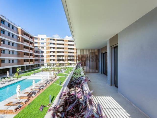 Apartamento T2 com varanda e estacionamento em Telheiras