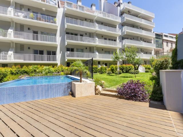 Apartamento T2 com varanda e estacionamento perto do Marquês de Pombal