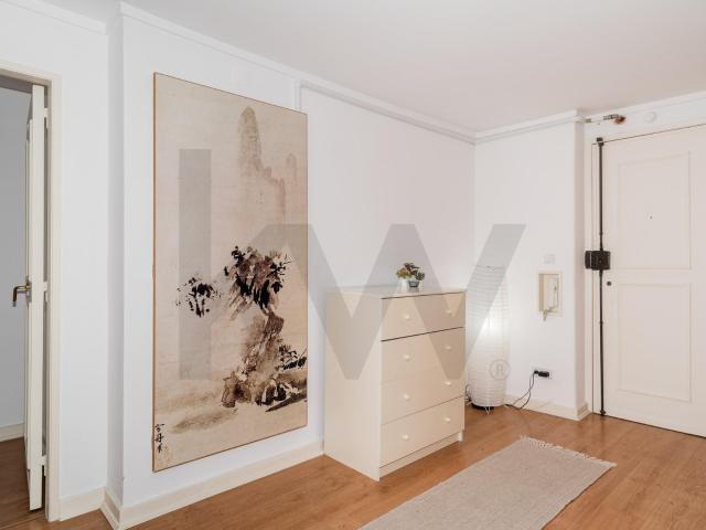 Apartamento T2 com Varanda e Garagem – Centro de Algés, Oeiras