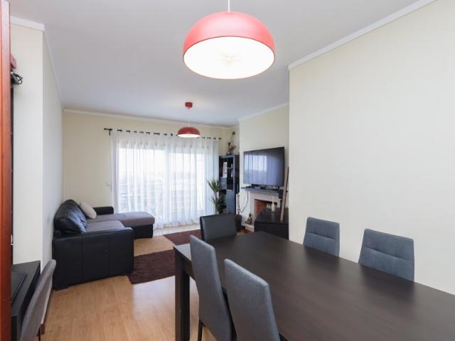 Apartamento T2 com Varanda e Garagem em Canelas