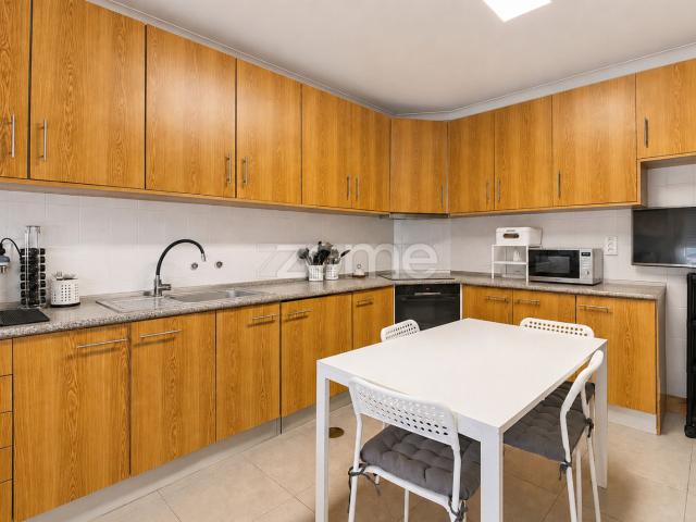 Apartamento T2 com Varanda e Garagem Fechada, perto do Maia Jardim