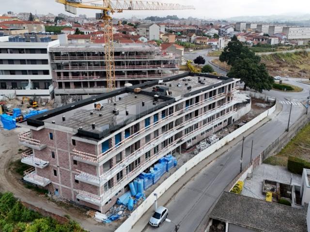 Apartamento T2 com varanda e garagem na Areosa, Porto