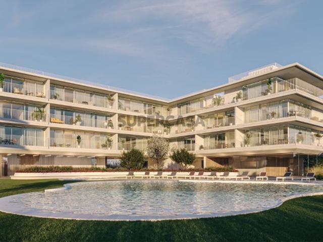 Apartamento T2 com varanda e lugar de garagem, inserido em novo condomínio privado em Vilamoura