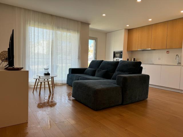 Apartamento T2 com varanda e parqueamento, condominio com piscina, com vista de mar. Perto da praia