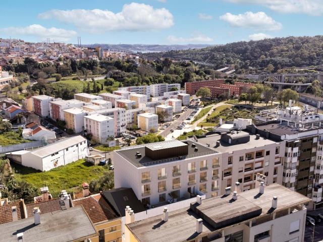 Apartamento T2 com varanda e parqueamento em Campolide, Lisb. 117m² Campolide