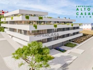 Apartamento T2 com Varanda e Parqueamento em Santana Sesimbra