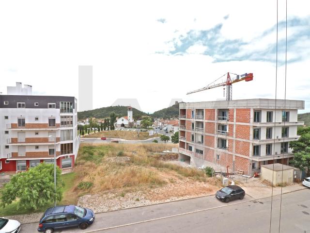 Apartamento T2 com varanda e parqueamento na Corredura, Sesimbra