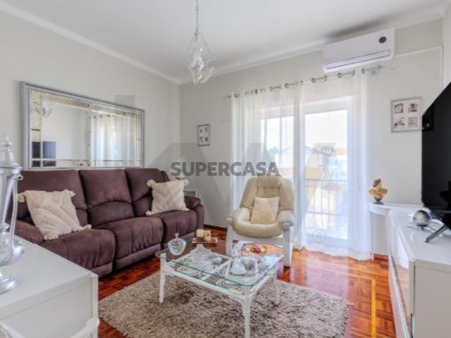 Apartamento T2 com Varanda e Vista Desafogada | Barreiro