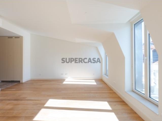 Penthouse T2 com varanda e vista rio em Lisboa