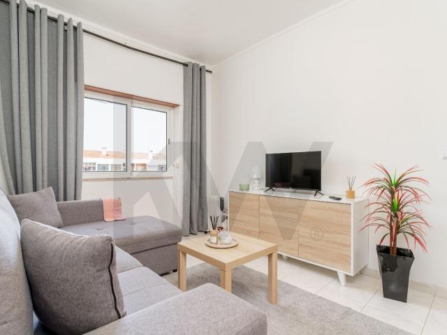 Apartamento T2 com Varanda e Vista Rio, Lavradio, Barreiro