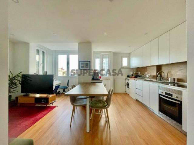 Apartamento T2 com Varanda em Localização Privilegiada