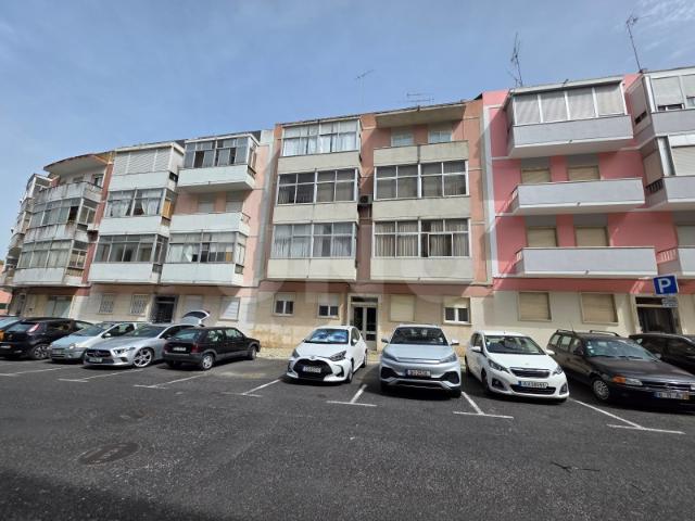 Apartamento T2 com varanda em Lumiar, Santa Clara, Lisboa