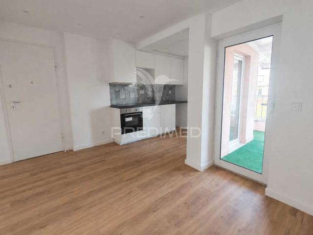 Apartamento T2 com varanda em Queluz