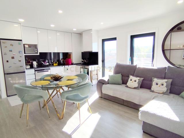 Apartamento T2 com Varanda, Garagem e Excelente Exposição Solar