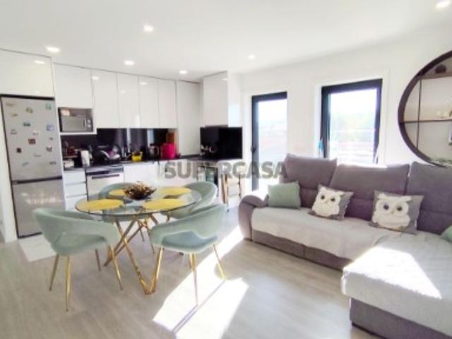 Apartamento T2 com Varanda, Garagem e Excelente Exposição Solar