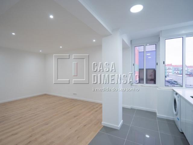 Apartamento T2, com varanda, localizado na Amadora, em fase de remodelação. Uma excelente oportunidade!