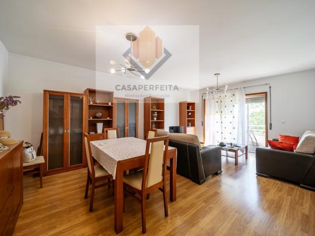 Apartamento T2 com Varanda, Lugar de Garagem e Arrumo Seixezelo