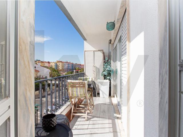 Apartamento T2 Bairro São Carlos Varanda Mem Martins Renovado