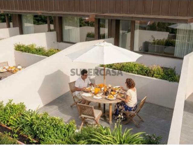 Apartamento T2 com Varanda, Mezanino, Lugar de Estacionamento e Arrumos, próximo ao Norteshopping, na Senhora da Hora, Matosinhos