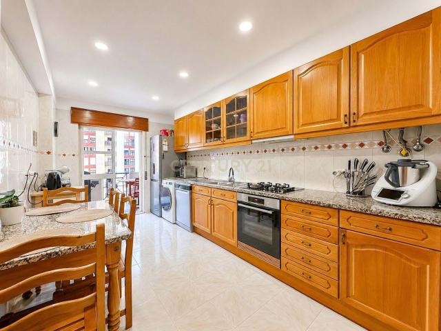 Apartamento T2 com Varanda na Tapada das Mercês, Mem Martins