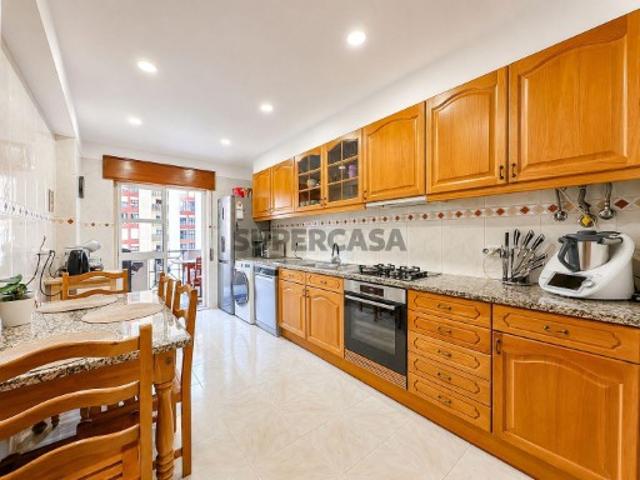 Apartamento T2 com Varanda na Tapada das Mercês, Mem Martins