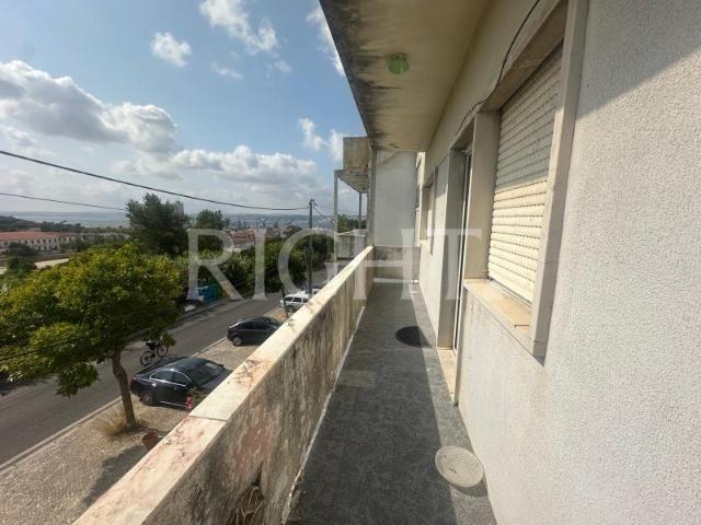 Apartamento T2 com varanda na Trafaria