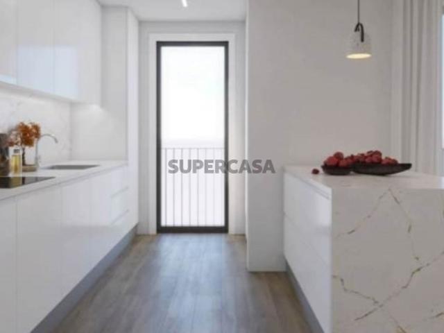 Apartamento T2 com varanda na zona da Pícua