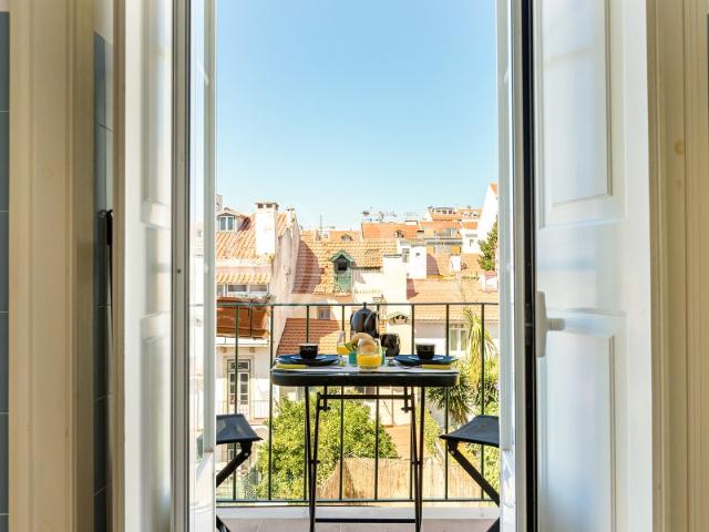 Apartamento T2 com varanda, na Rua do Telhal, em Lisboa