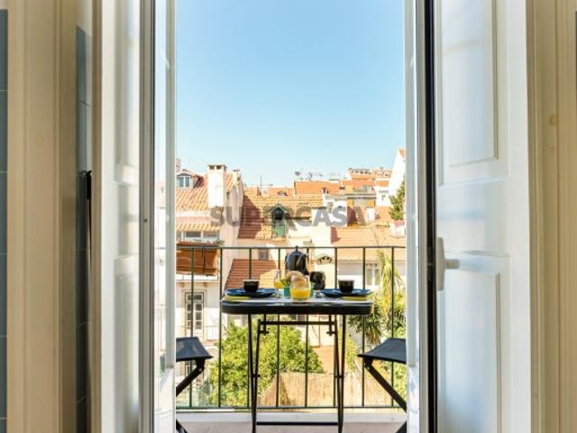 Apartamento T2 com varanda, na Rua do Telhal, em Lisboa
