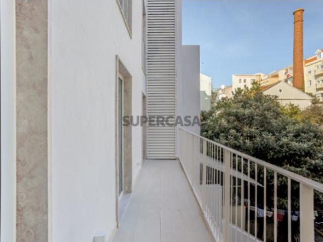 Apartamento T2, com varanda, no Palmira 28, em Lisboa