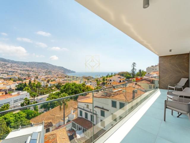 Apartamento T2 com Varanda Panorâmica e Vista sobre a Baía