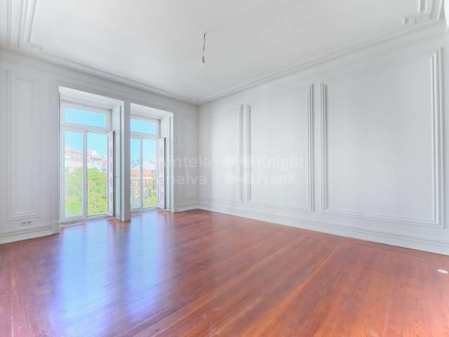 Apartamento T2 com varanda para arrendamento em Lisboa