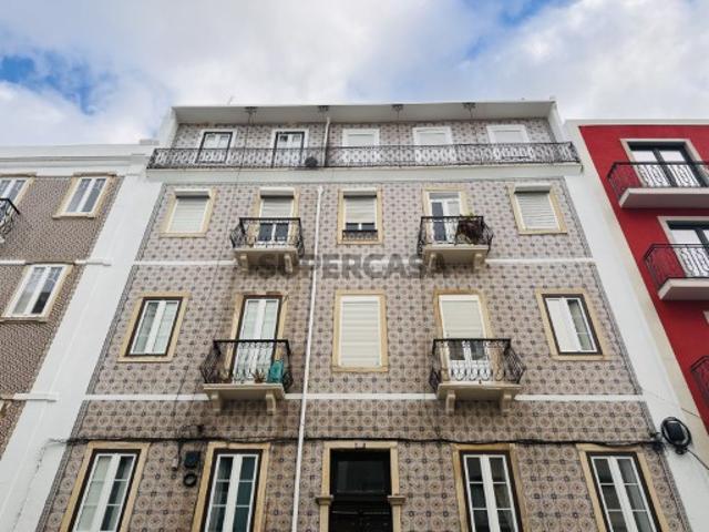 Apartamento T2 com Varanda para Remodelação | Penha de França, Lisboa