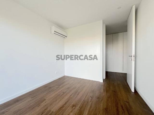 Apartamento T2 com Varanda, Suite e Lugar de Estacionamento em Águas Santas, Maia