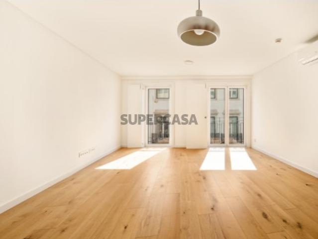 Apartamento T2, com varandas e estacionamento, em Lisboa