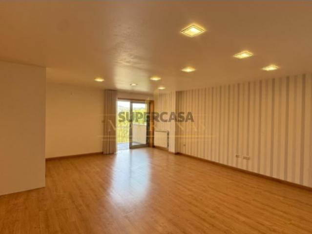 Apartamento T2 com Varandas e Garagem Centro de Paredes