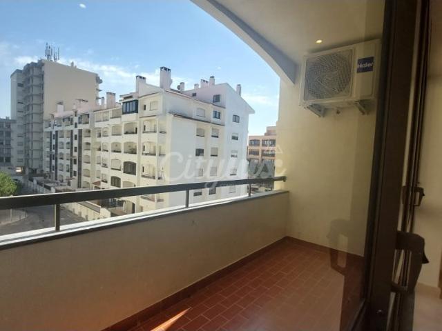 Apartamento T2 com varandas e lareira no Bairro do Rosário, Cascais