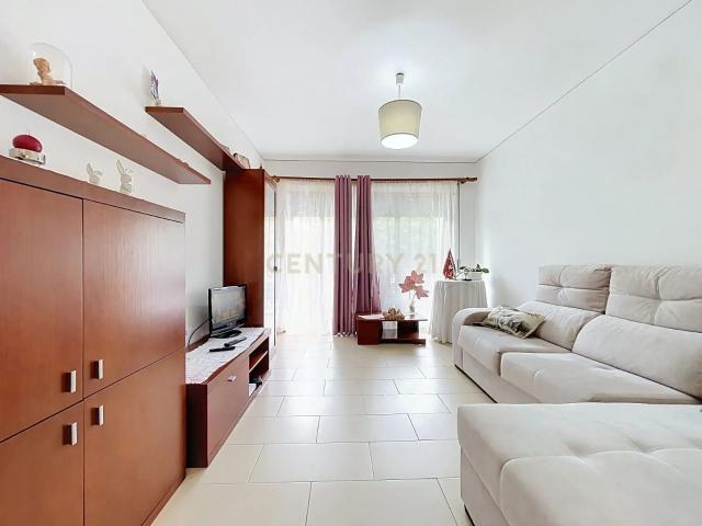 Apartamento T2 com Varandas, Excelentes Áreas e Zona de Lazer Privativa — Santa Cruz, Lagoa