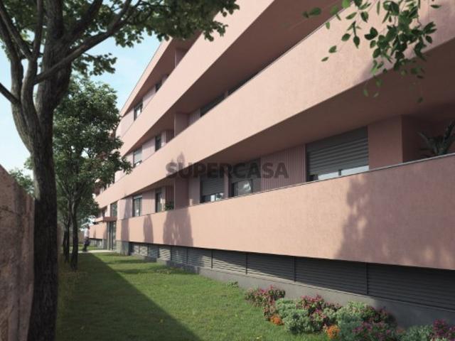 Apartamento T2 com Varandas para Duas Frentes e Estacionamento Porto
