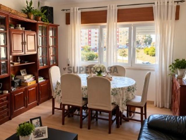 Apartamento T2 com vista desafogada | 3.º andar com elevador | Monte Abraão