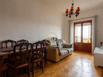 Apartamento T2 com Vista Desafogada | Potencial de Remodelação em Loures
