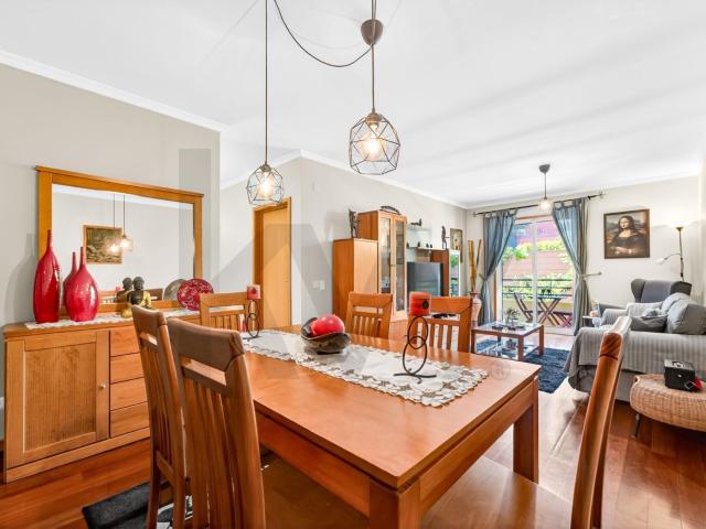 Apartamento T2 com Vista Mar e Lugar de Garagem | Caniço de Baixo